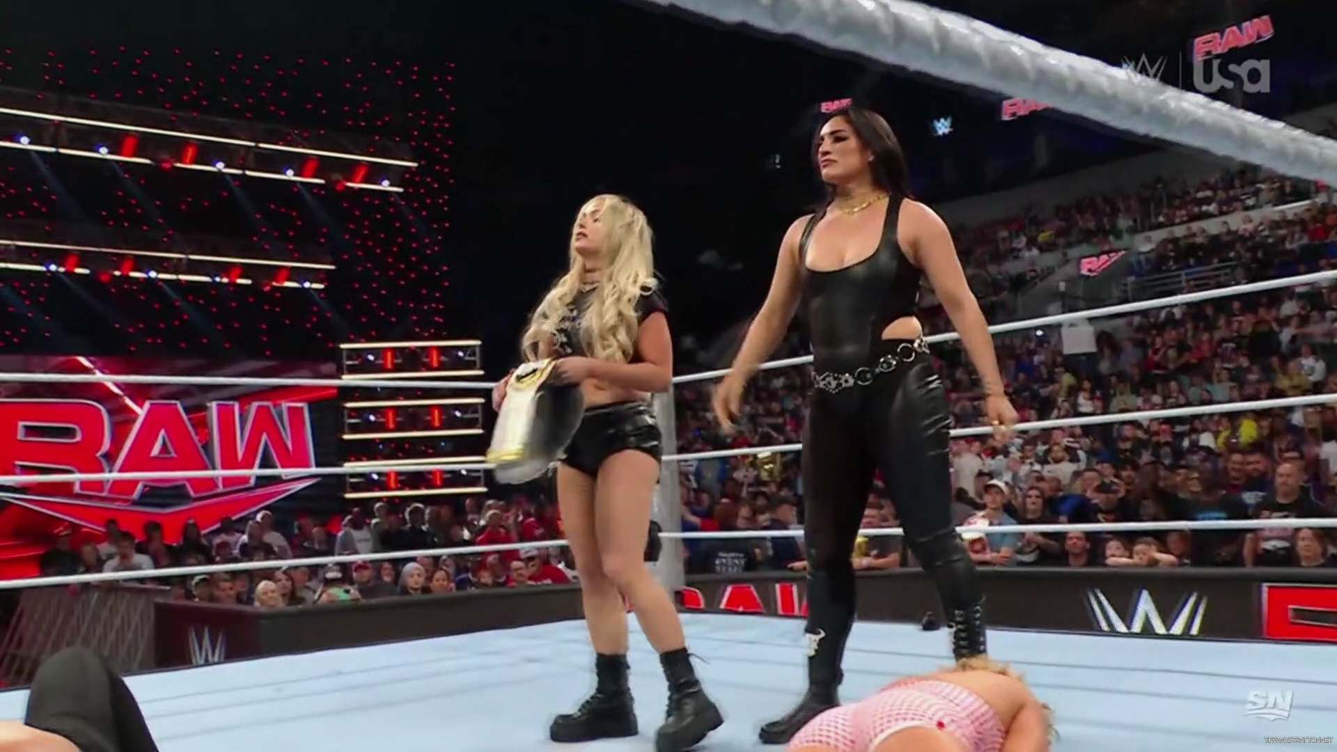 WWE_Monday_Night_Raw_2024_10_14_1080p_Sportnet360_h264-Star_mp43083.jpg