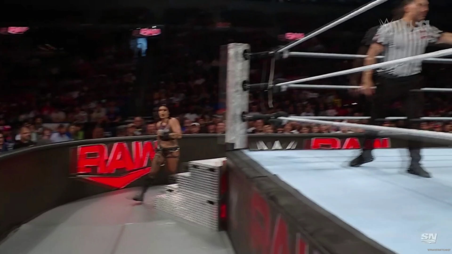 WWE_Monday_Night_Raw_2024_10_14_1080p_Sportnet360_h264-Star_mp43346.jpg