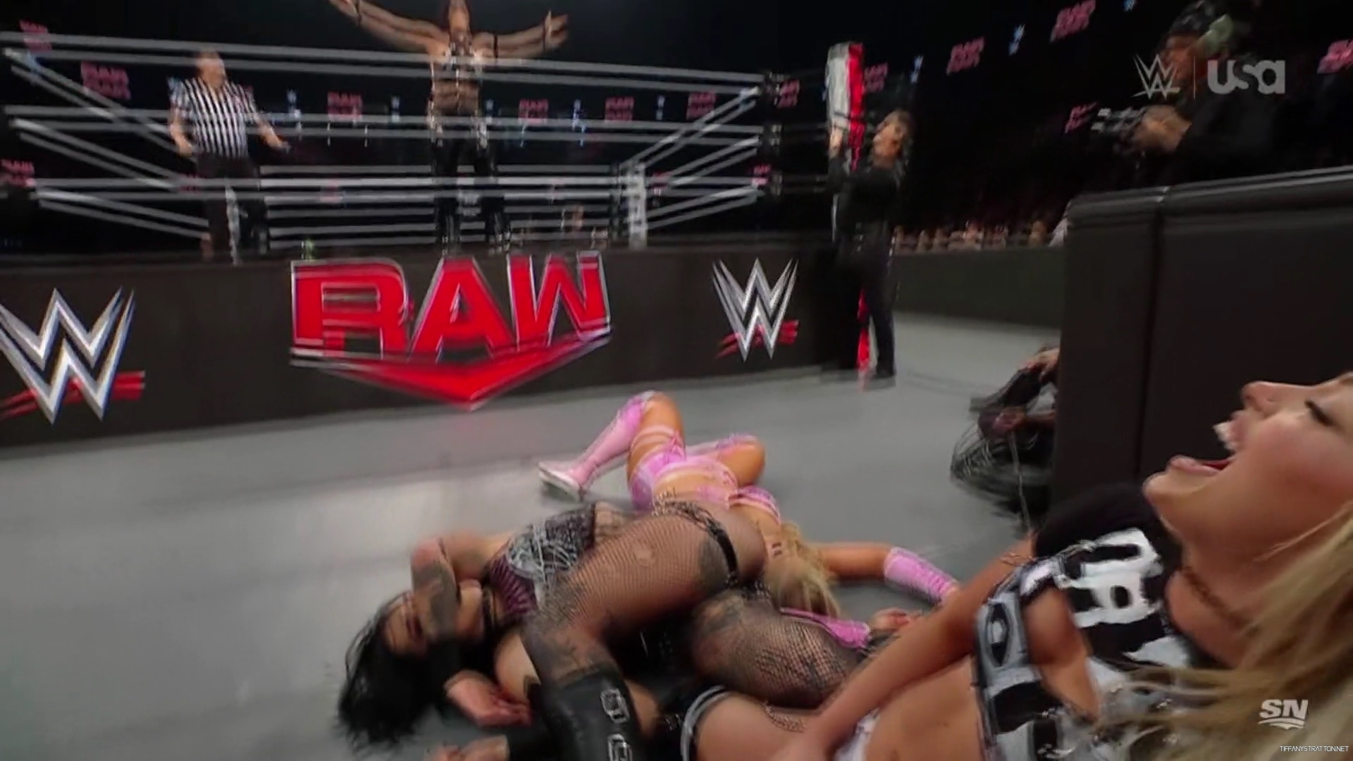 WWE_Monday_Night_Raw_2024_10_14_1080p_Sportnet360_h264-Star_mp43367.jpg