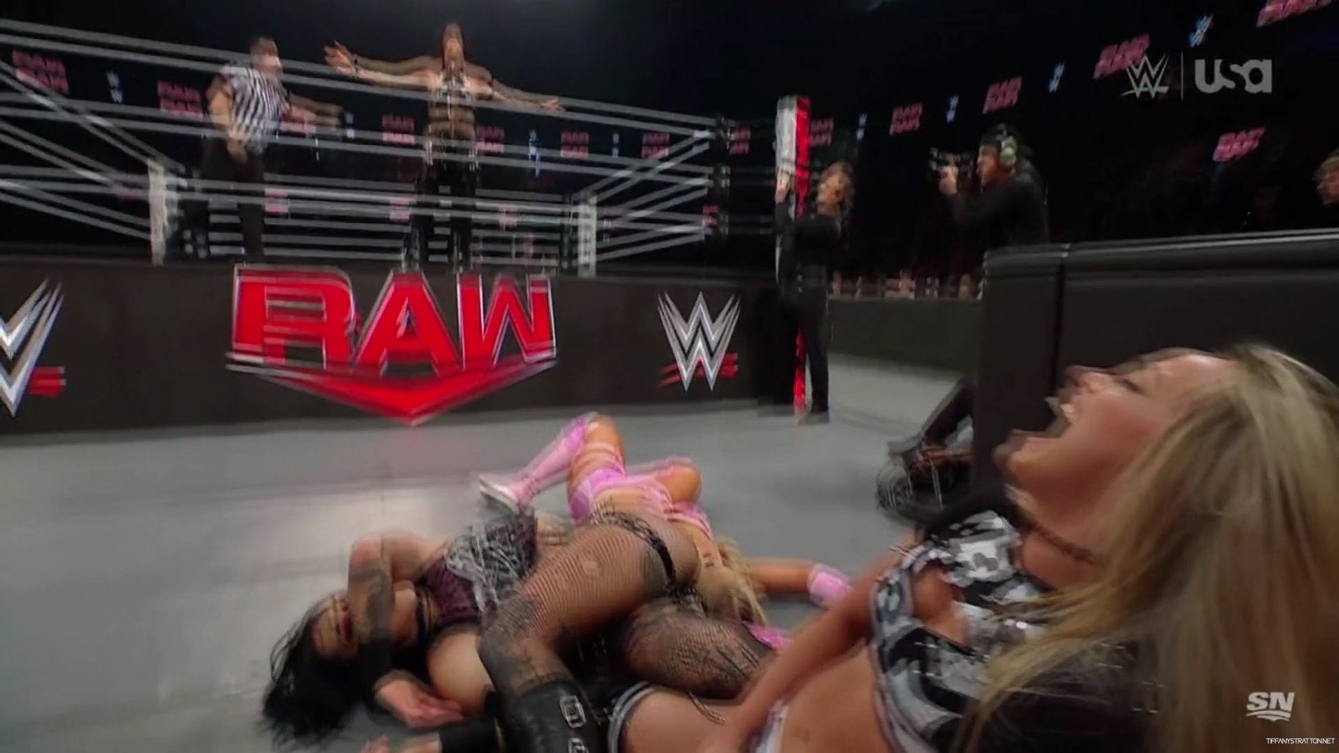 WWE_Monday_Night_Raw_2024_10_14_1080p_Sportnet360_h264-Star_mp43368.jpg