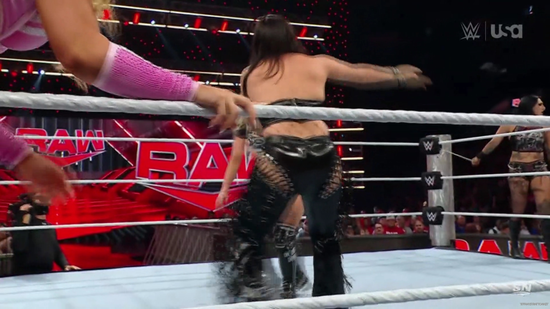 WWE_Monday_Night_Raw_2024_10_14_1080p_Sportnet360_h264-Star_mp43421.jpg