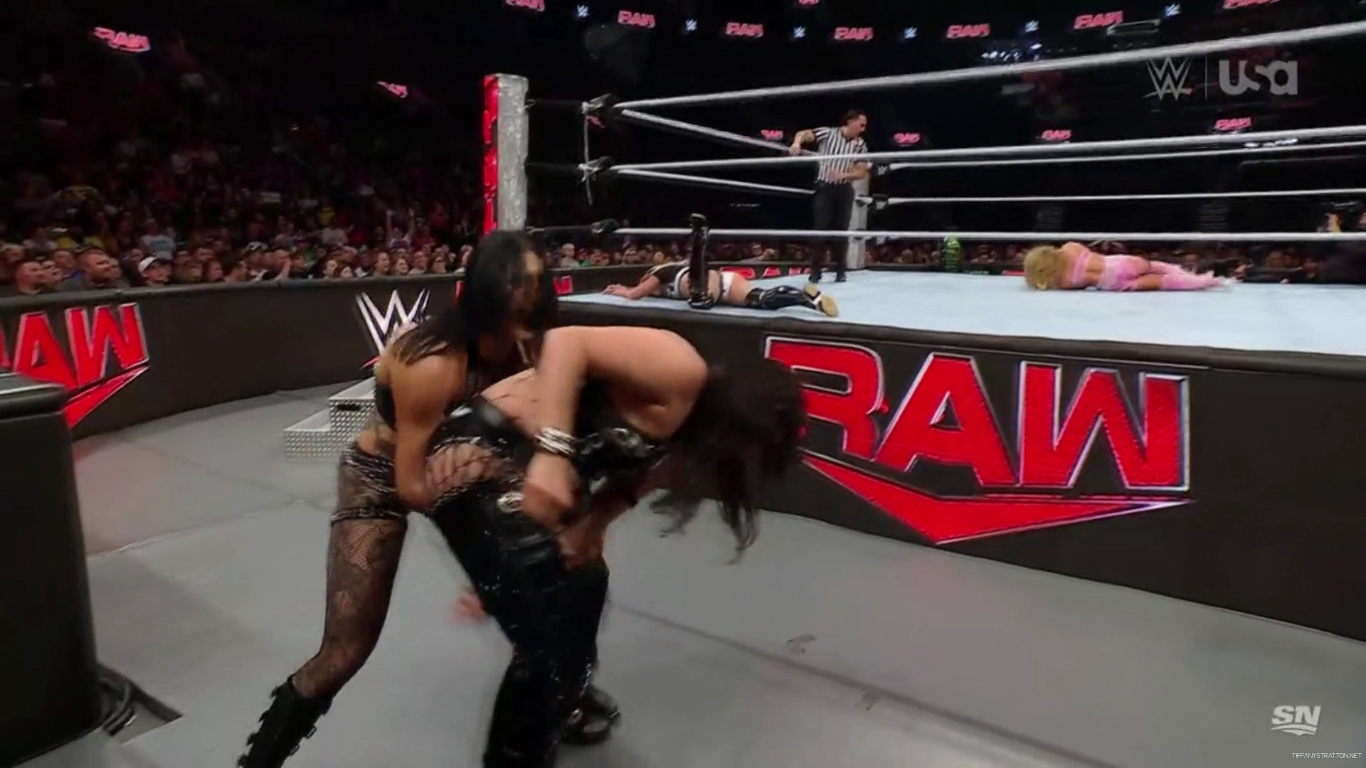 WWE_Monday_Night_Raw_2024_10_14_1080p_Sportnet360_h264-Star_mp43596.jpg