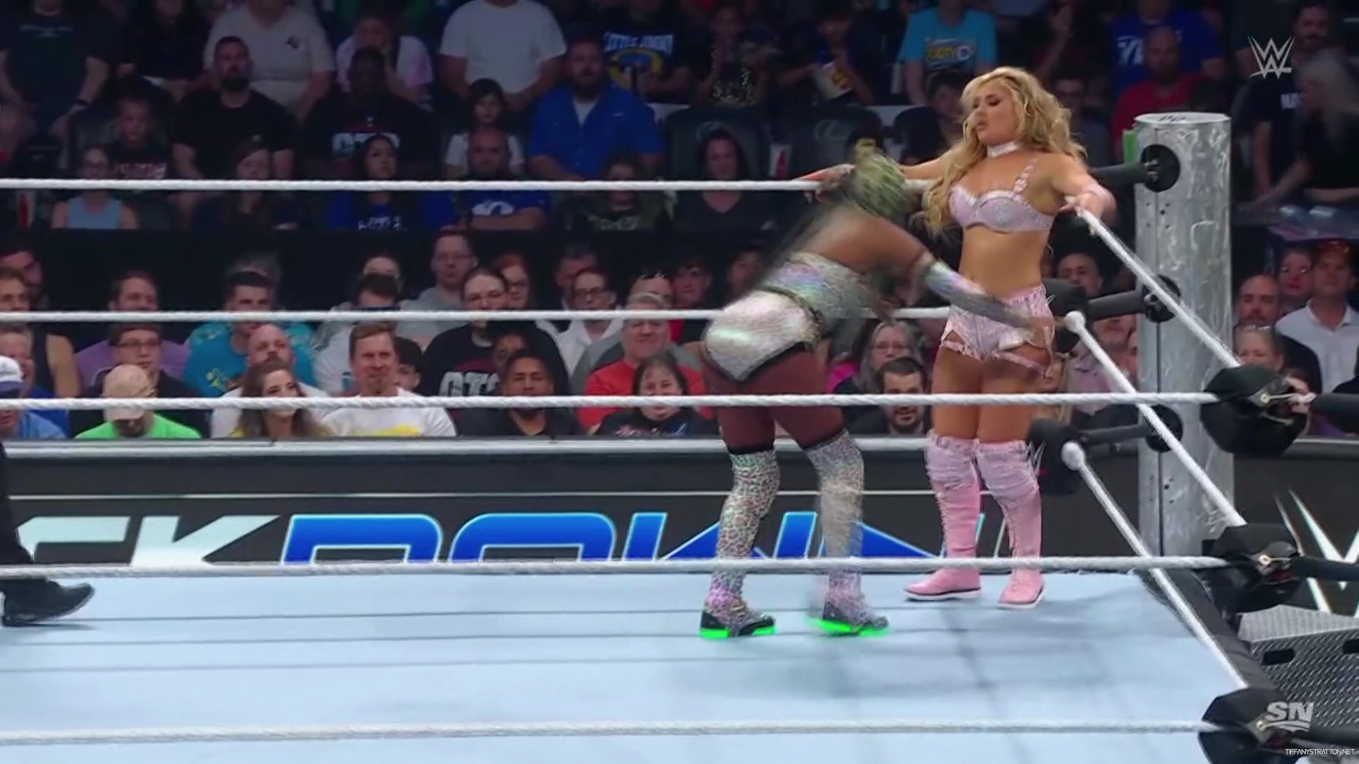WWE_Friday_Night_SmackDown_2024_10_04_1080p_Sportnet360_h264-Star_mp41476.jpg